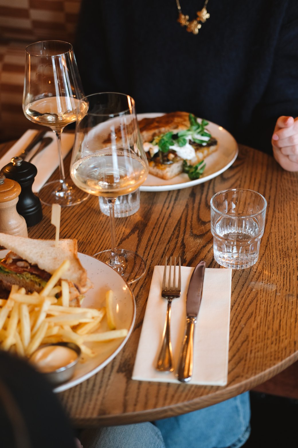 Tafel bij Bar Buuf met wijn, friet en brood